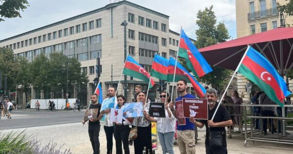 image-berlindeki-azerbaycan-icmasi-ermenistanin-herbi-ve-ekoloji-terroruna-etiraz-edib