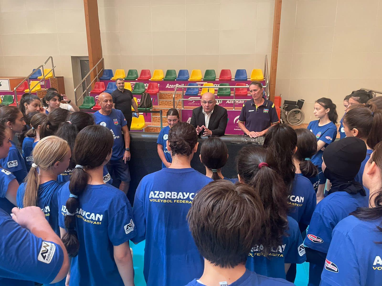 Federasiya prezidenti fərqlənən voleybolçularla görüşüb