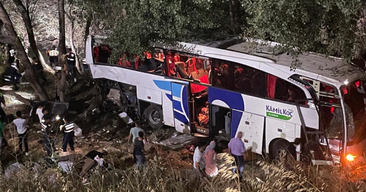 image-turkiyede-sernisin-avtobusu-asdi