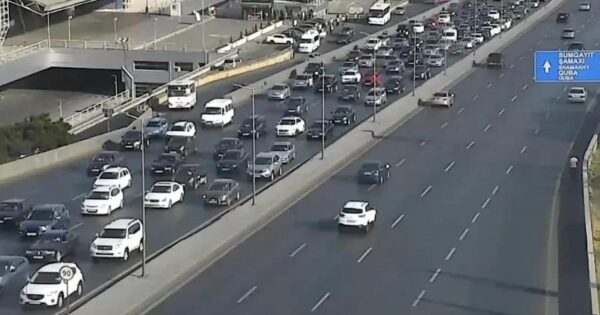 Bakının bir sıra yollarında nəqliyyatın sıxlığı yaranıb 28 image-tixac