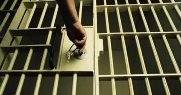 Vəzifəli şəxsə təpik atdı, həbs olundu 16 image-hebsxana