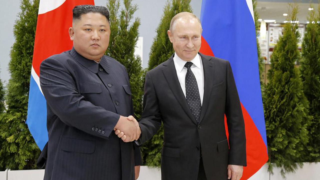 Kim Çen Putinlə görüşmək üçün yola düşüb