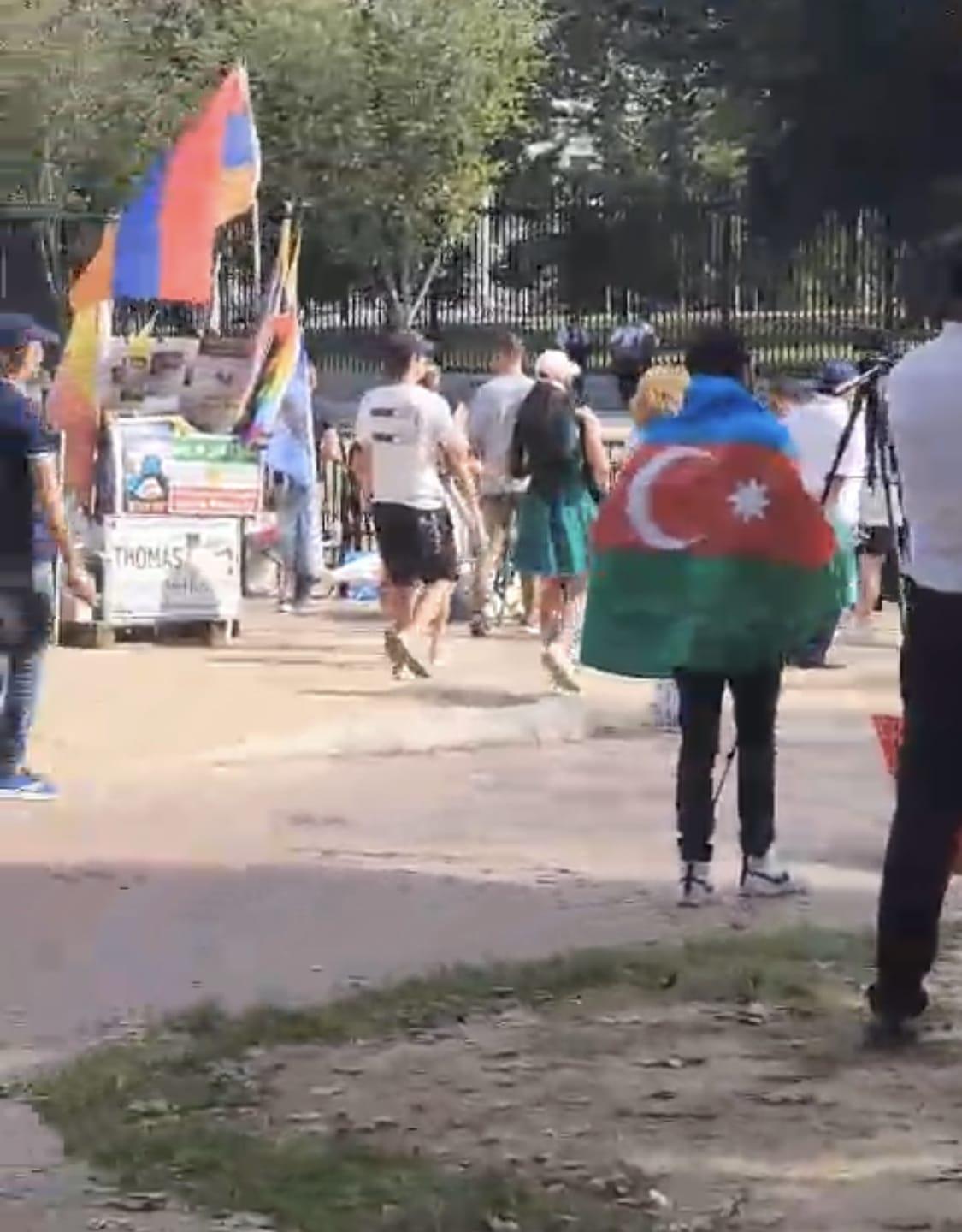 Vaşinqtonda Qubad İbadoğluna dəstək aksiyasında erməni bayrağı qaldırılıb
