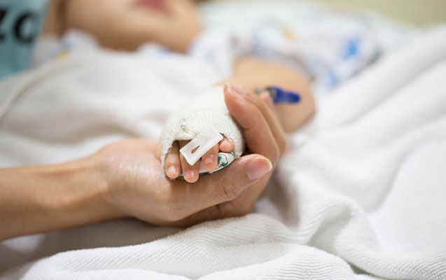 Qardaşı qızılcadan ölən Yunusun vəziyyəti AÇIQLANDI 1 image-mother-holding-a-baby-hand
