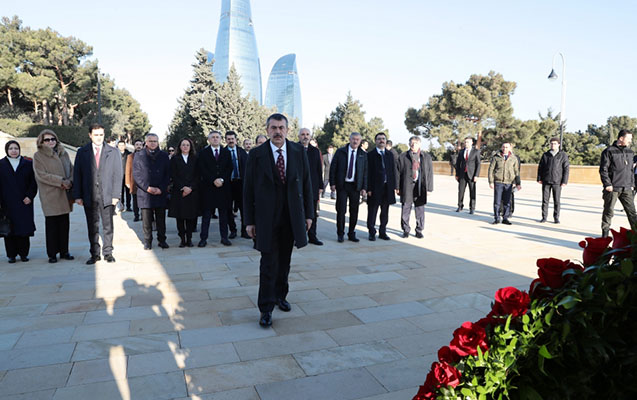 Türkiyəli nazir Şəhidlər xiyabanında - FOTOLAR 8 image-nazir1