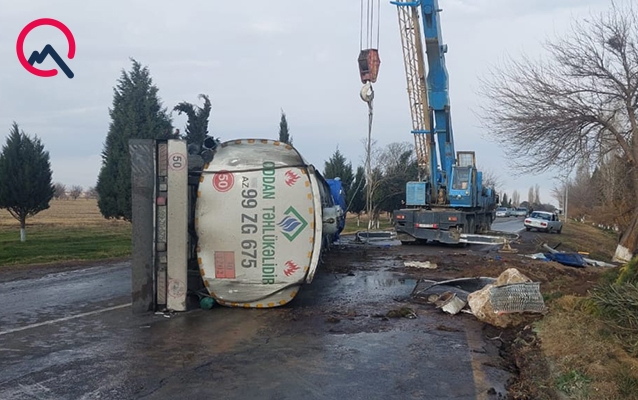 Yanacaqdaşıyan maşın aşdı, 40 ton benzin yola dağıldı - FOTO 2 image-yanacaqq1