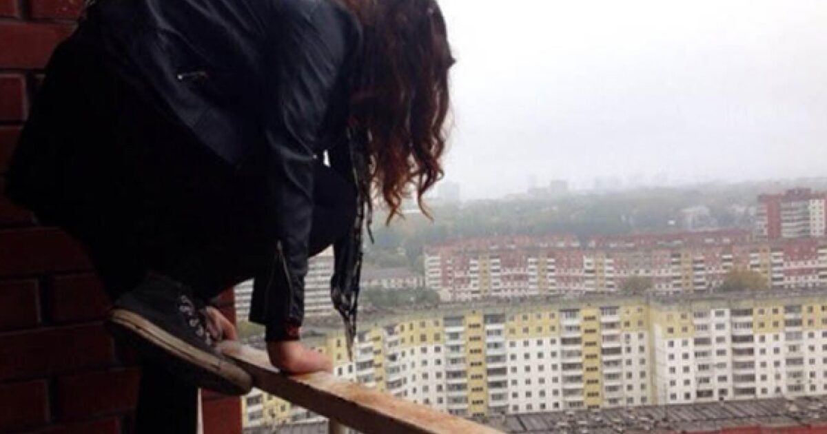 Bakıda DƏHŞƏT: 16 yaşlı qız özünü 8-ci mərtəbədən atdı 1 image-1707996897-derazs
