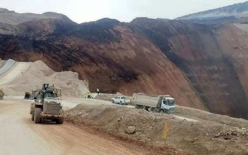Mədəndə torpaq altında qalan beş nəfərin meyiti tapıldı 1 image-meden