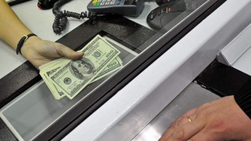 Ölkədəki dollar ajiotajının pərdəarxası: Əslində nə baş verir? 1 image-1724486699_646e2033733e9f821c1e4e41d27002d6untitled-1-jpg