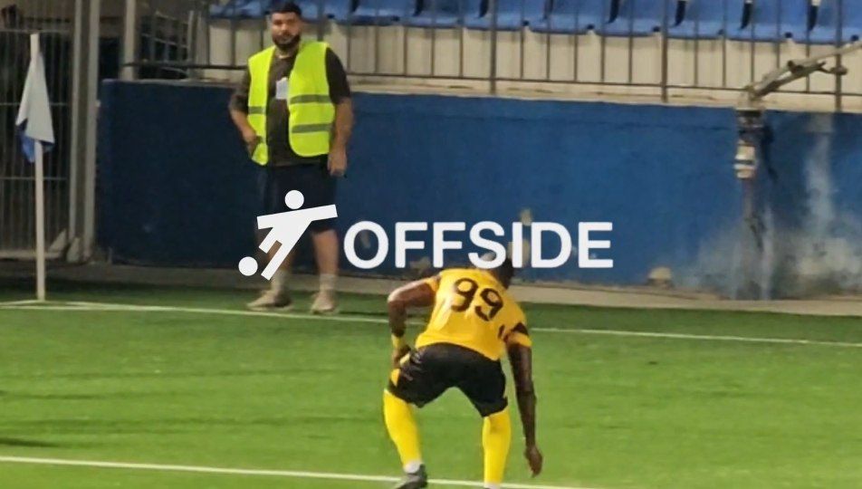 "Neftçi"nin futbolçusundan azarkeşlərə ədəbsiz hərəkət, ara qarışdı - VİDEO 1 image-2447