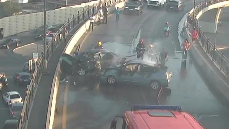 Bakıda DƏHŞƏTLİ QƏZA: İki maşın körpüdə yandı – FOTO 3 image-1726754495_0c38bff5_9803_3c61_91fc_8ca8af947a46_1726755395-full