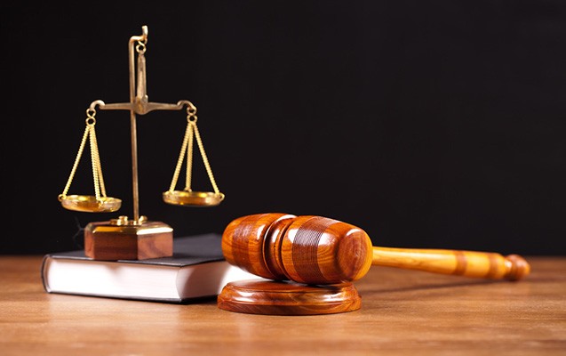 Azərbaycanda hərbi komissar 8,5 il azadlıqdan məhrum olundu 1 image-law-book-balance-and-gavel