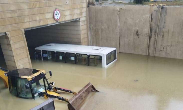 Bakıda tuneldə batan şəxsin görüntüsü - VİDEO 1 image-1511514