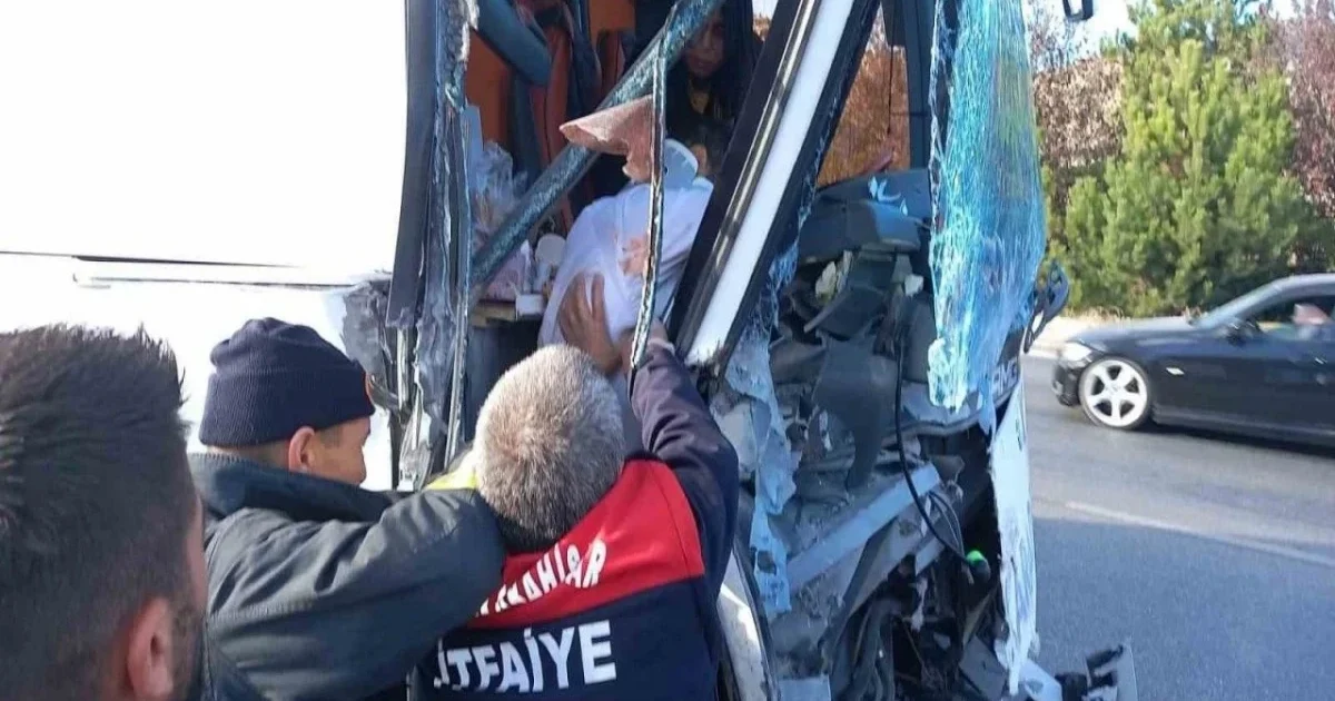 Avtobus yük maşını ilə toqquşdu - 20 nəfər... 1 image-67113047819356711304781936172917971967113047819336711304781934