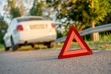 Avtomobil hasara çırpıldı - ölən var 1 image-red-triangle-sign-road-as-symbol-car-crash-accident-highway_63762-1512