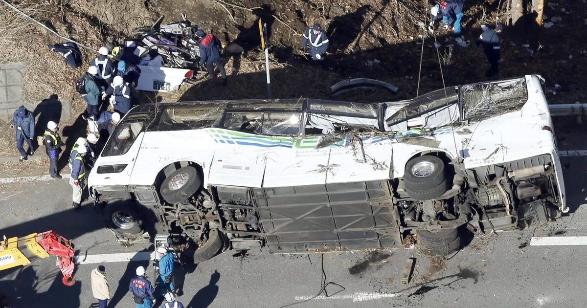 Yaponiyada turist avtobusu aşıb 1 image-japan-fatal-bus-crash