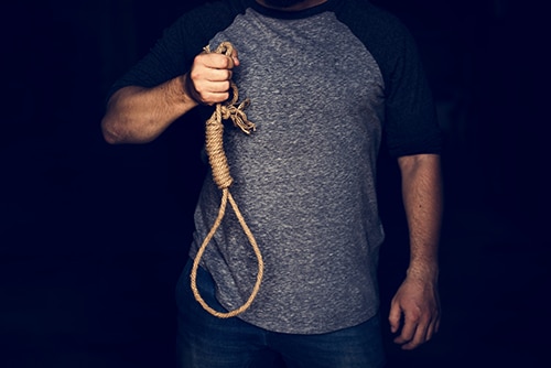 Arvadını intihar həddinə çatdıran kişi - Həbs edildi 1 image-hand-holding-loop-rob-with-black-background-p6bxt4k
