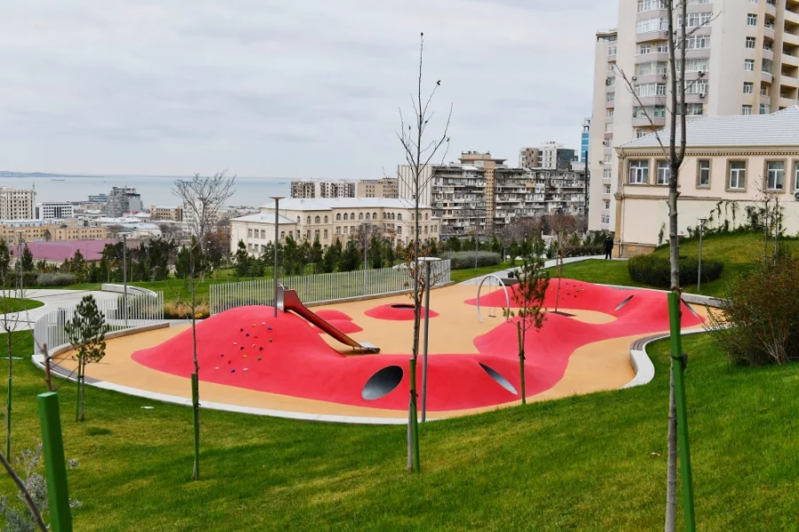 "Mərkəzi Park"da 2 yaşlı uşaq kanalizasiya quyusuna düşdü - FOTO 15 image-3-3