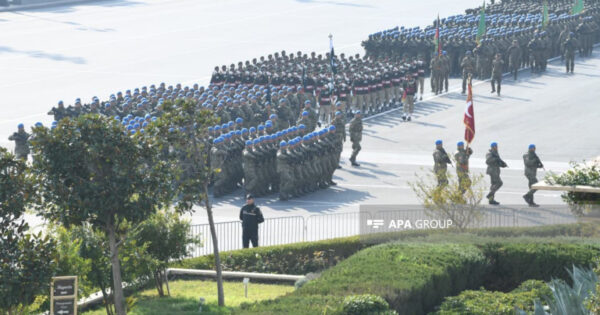 Türkiyə və Pakistan hərbçiləri Bakıda Hərbi paradda keçid edib - FOTO 28 image-23