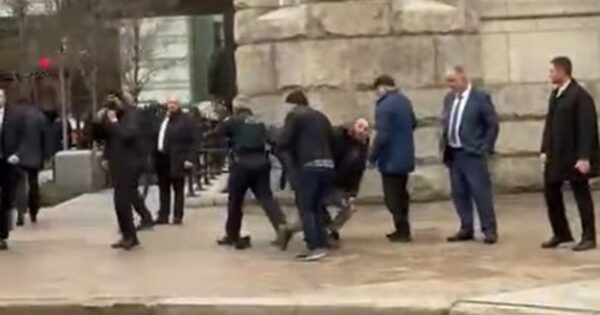 Prezidentin təhlükəsizlik xidmətinin əməkdaşları ABŞ polisi ilə birlikdə təxribatın qarşısını aldılar - Video 14 image-ptx