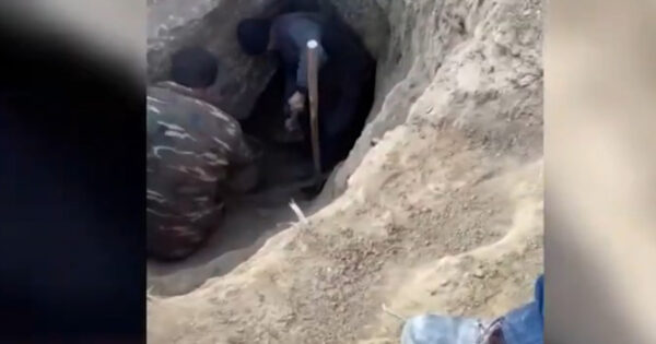 Qobustan qayalarının dibində qızıl axtarırdılar - Saxlanıldılar-Video 12 image-qobustan