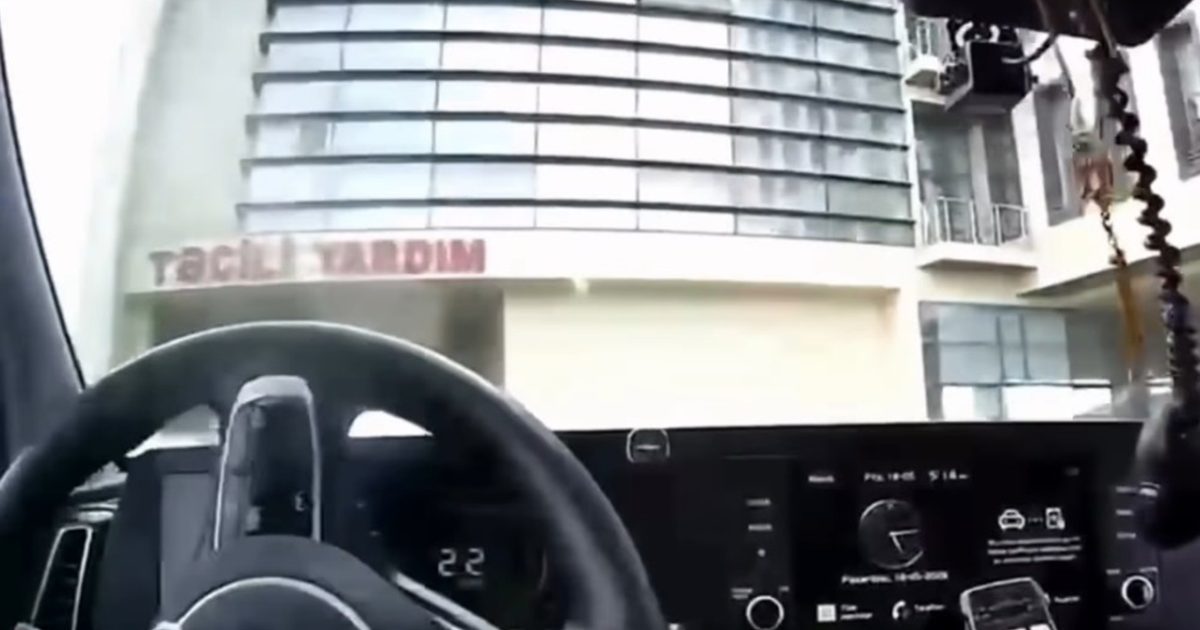 Halı pisləşən sürücünü YPX əməkdaşları xəstəxanaya çatdırdı - Video 1 image-ypx