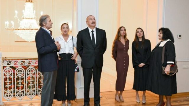 Prezident və ailəsi sərgidə..