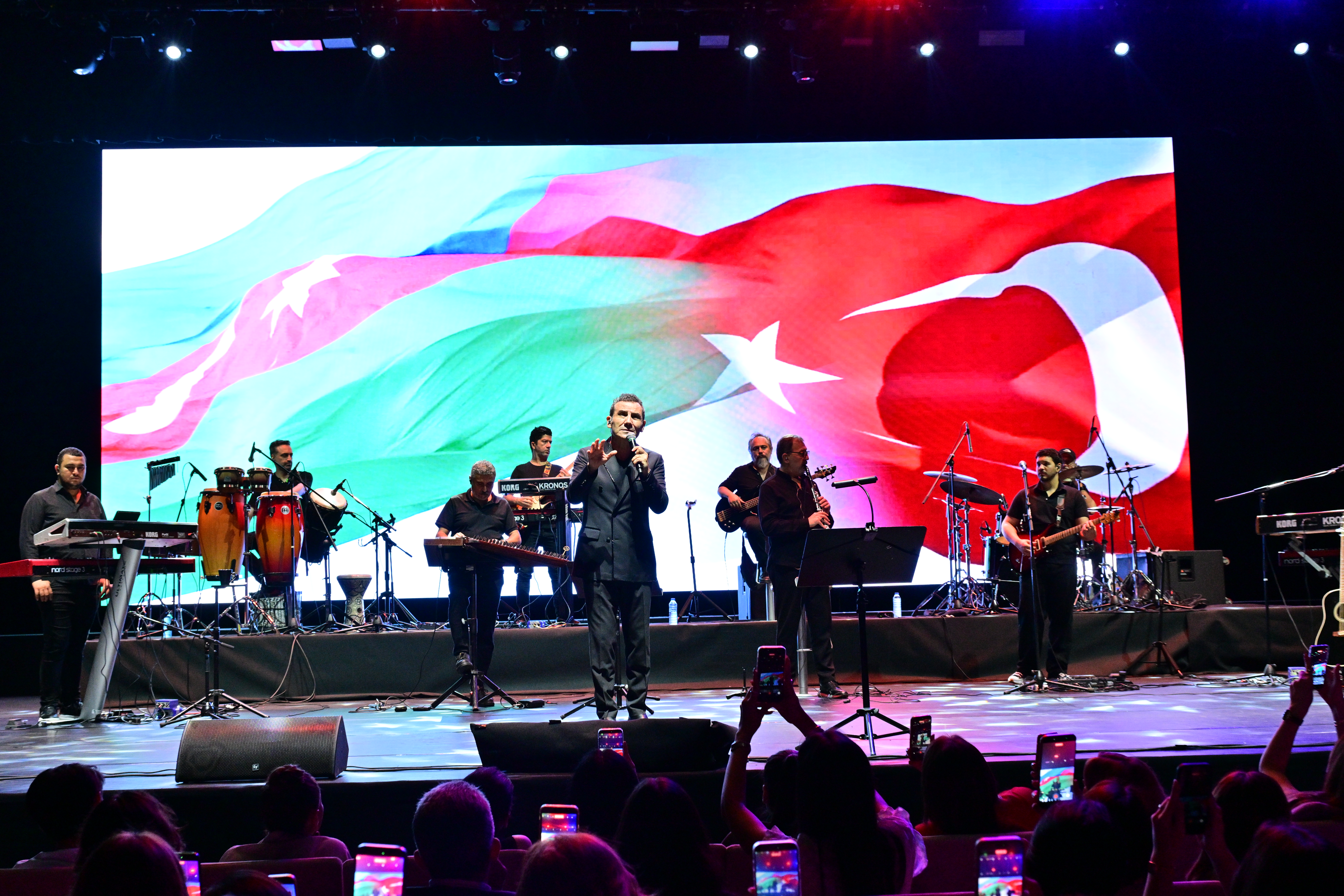 Ferhat Göçer Eyyub Hüseynzadənin təşkil etdiyi konsertdə “Ey, Əziz Anam, Azərbaycan”ı oxudu- VİDEO