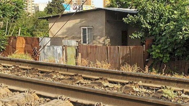 Dəmir yolu ətrafındakı evlər sökülür – Kompensasiya verilir